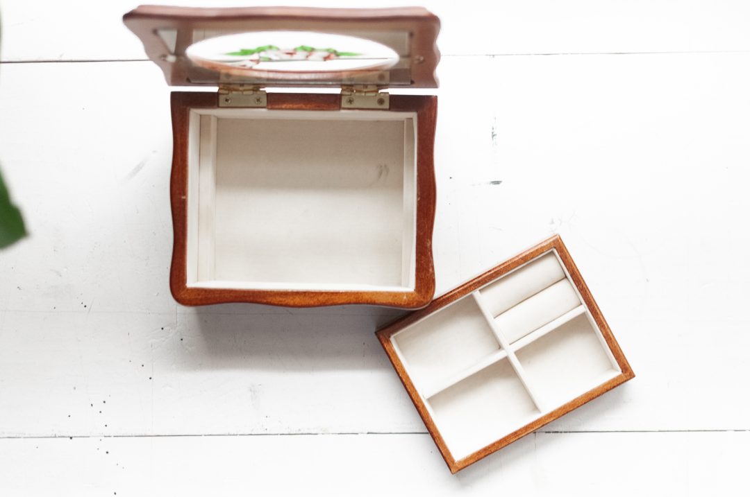 Vintage MELE Wooden Jewelry Box with Painted Floral Design - Image 7
